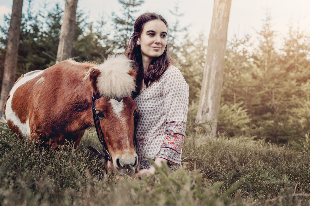 Portrait Fotografie Fotograf Vogt Wangen Ravensburg Fine Art Emotion Pferd Portraitfotografie Pony Shetlandpony Pferdefotografie Tier Liebe Wald Boho Cowgirl Bad Waldsee Tierfoto
