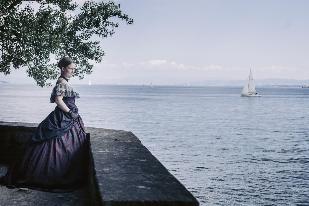 Portrait Fotografie Sissi auf der Blumen Insel Mainau im Bodensee, Historisches Kleid, Kostüm, Cosplay, Sommer, Wasser, Outdoor, Fee, Fine Art, Flügel, Historisch, Inselfest, Fantasy Inszenierte fantasievolle Fotografie Ravensburg, Wangen, Vogt