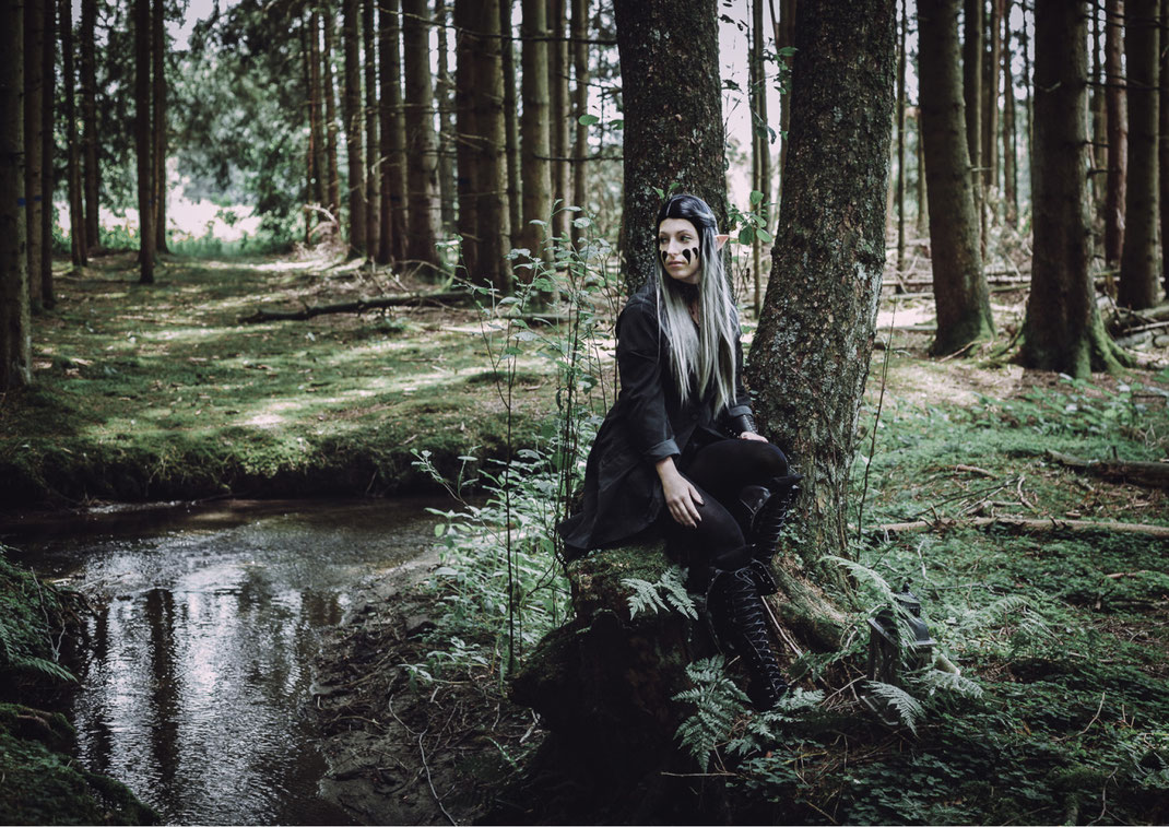 Fantasy Larp Cosplay Rollenspiel Portrait Fotografie Wald Kostüm Fotograf Emotional kreativ Vogt Wangen Ravensburg Fantasievoll Fine Art Inszeniert Elfe Elbe Shooting Model Waldläuferin Bogenschießen Bogen Bach