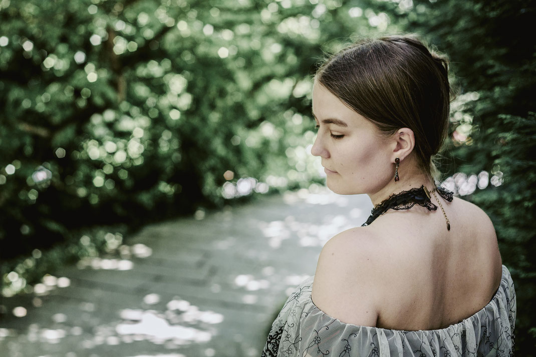 Portrait Fotografie Sissi auf der Blumen Insel Mainau im Bodensee, Historisches Kleid, Kostüm, Cosplay, Sommer, Wasser, Outdoor, Fee, Fine Art, Flügel, Historisch, Inselfest, Fantasy Inszenierte fantasievolle Fotografie Ravensburg, Wangen, Vogt