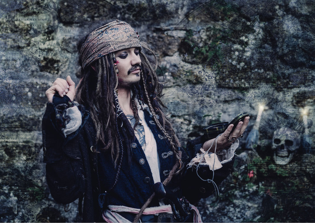 Captain Jack Sparrow Cosplay Fluch der Karibik Pirat pirates of the caribbean Mühlbachtal Tengen Singen Bodenseehinterland Wasserfall Äffchen Kompass Kostüm Fotografie Fotograf Fotoshooting Fantasy Fine Art Vogt Ravensburg Wangen Allgäu