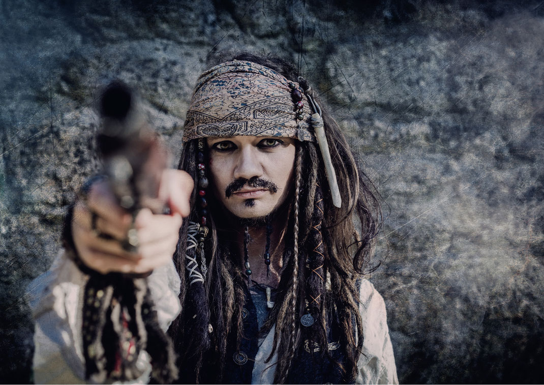 Captain Jack Sparrow Cosplay Fluch der Karibik Pirat pirates of the caribbean Mühlbachtal Tengen Singen Bodenseehinterland Wasserfall Äffchen Kompass Kostüm Fotografie Fotograf Fotoshooting Fantasy Fine Art Vogt Ravensburg Wangen Allgäu