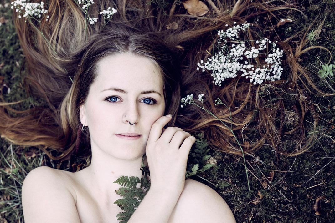 Teilakt Akt Portrait Fotografie Fotograf Wien Vogt Wangen Ravensburg Fine Art Portraitfotografie Wald Altdorfer Wald Boho Moos Natur Emotion Grün