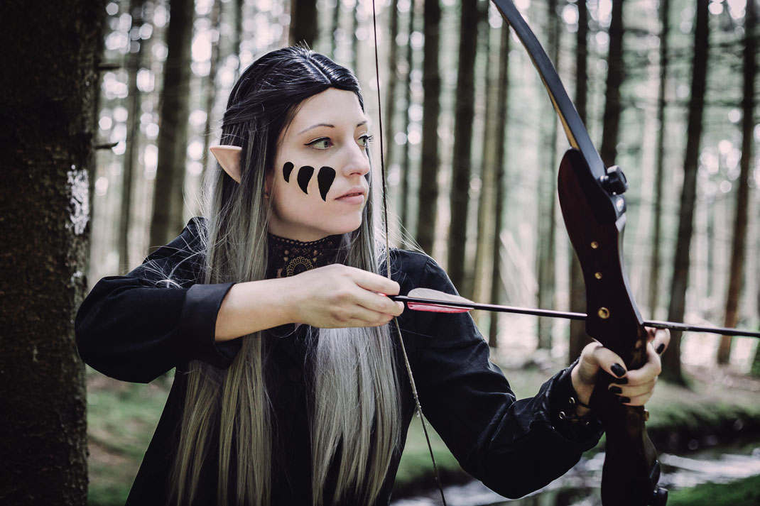Fantasy Larp Cosplay Rollenspiel Portrait Fotografie Wald Kostüm Fotograf Emotional kreativ Vogt Wangen Ravensburg Fantasievoll Fine Art Inszeniert Elfe Elbe Shooting Model Waldläuferin Bogenschießen Bogen Bach