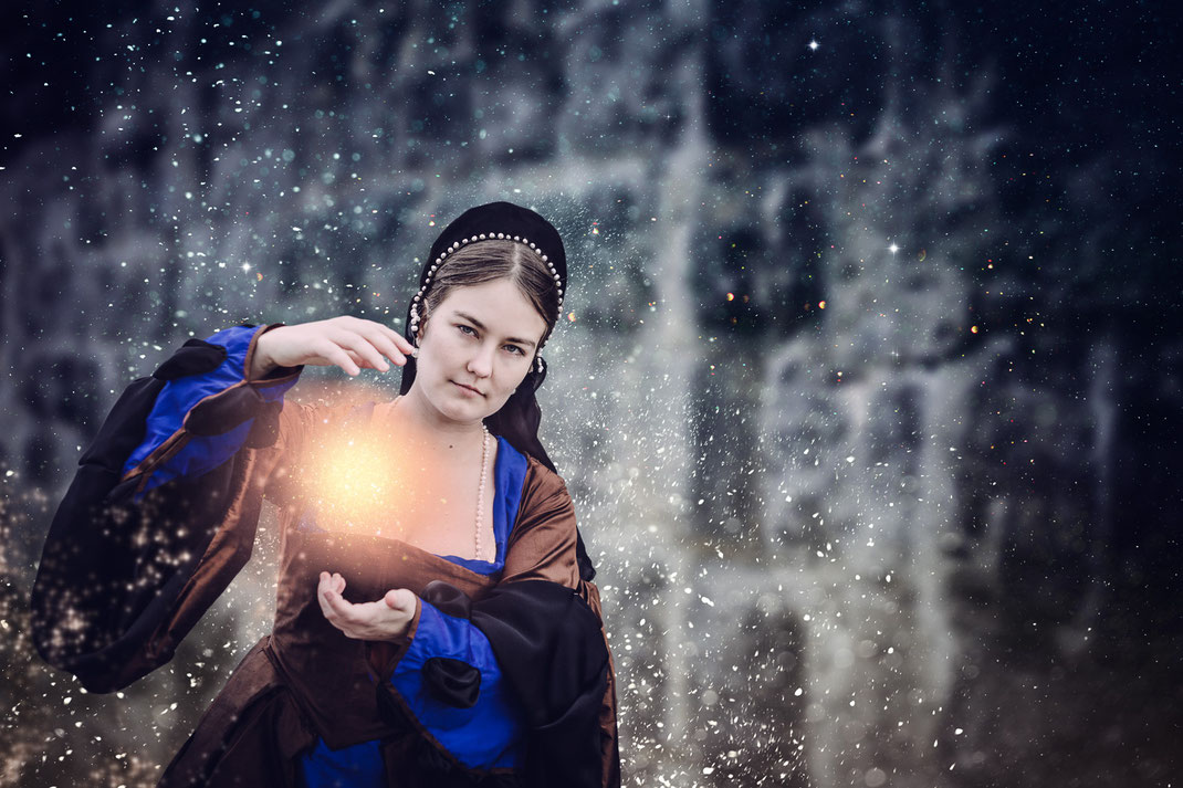 Tudor Zauberin auf Burg Hellenstein, Heidenheim. Magisches Fantasy Fotografie Shooting aus Ravensburg. Fantasievolle Bearbeitung und Retusche mit Zaubern, Bücher, Geschichten, Mittelalter, Historisch, Cosplay, Larp