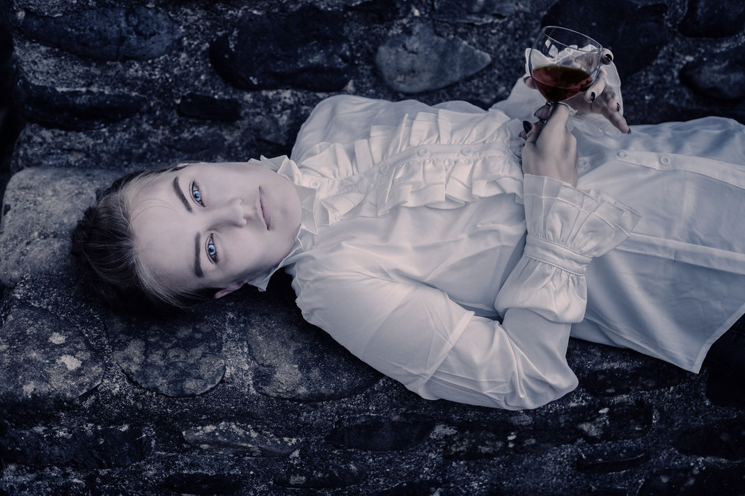 Dark Fantasy Portrait Fotografie Shooting Vampir Alttrauchburg Weitnau Burgruine Ruine Gemäuer Cosplay Larp Düster Kunstblut Tanz der Vampire Interview mit einem Vampir Fotograf Vogt Ravensburg Wangen Allgäu Nacht Kostüm Model fantasievoll Halloween