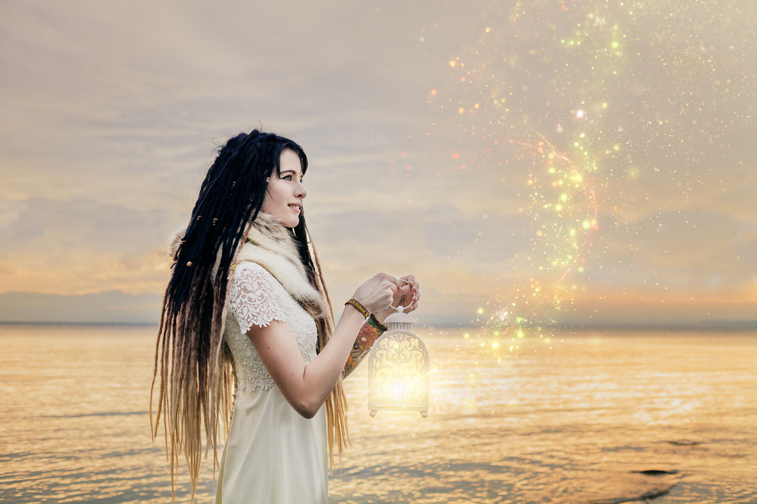 Fantasy Portrait Fotografie Märchenhaft Wicca Hexe Zauberin Keltisch Mittelalter Dreadlocks Dreads Magie Zauber Schmetterlinge Glitzer Lichter Sonnenuntergang Wasser Bodensee Manzell Friedrichshafen Fine Art Kreativ Emotional Vogt Ravensburg Wangen