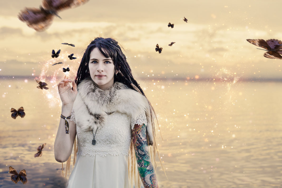Fantasy Portrait Fotografie Märchenhaft Wicca Hexe Zauberin Keltisch Mittelalter Dreadlocks Dreads Magie Zauber Schmetterlinge Glitzer Lichter Sonnenuntergang Wasser Bodensee Manzell Friedrichshafen Fine Art Kreativ Emotional Vogt Ravensburg Wangen