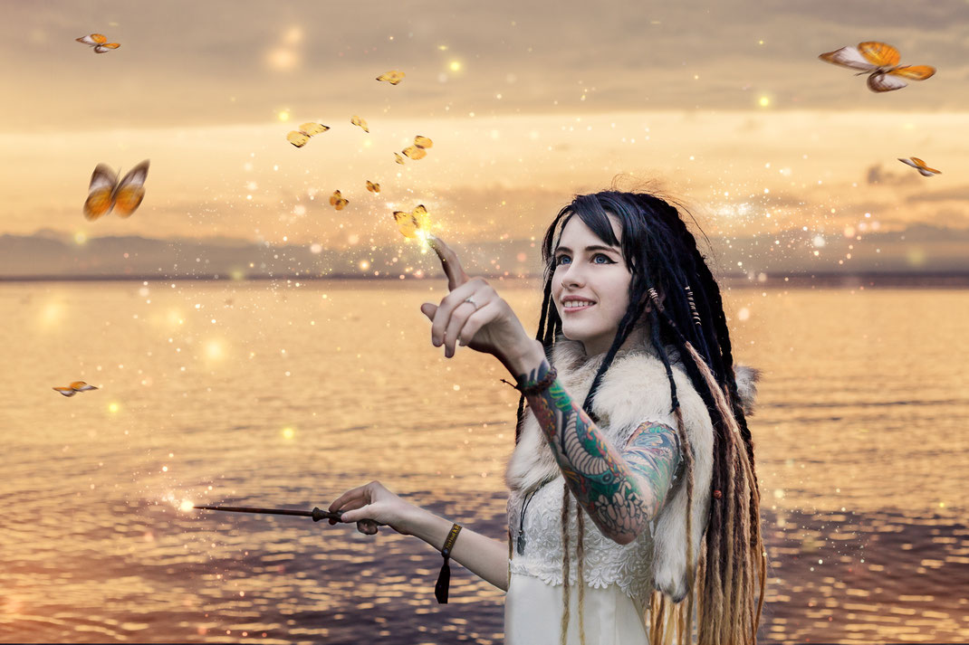 Fantasy Portrait Fotografie Märchenhaft Wicca Hexe Zauberin Keltisch Mittelalter Dreadlocks Dreads Magie Zauber Schmetterlinge Glitzer Lichter Sonnenuntergang Wasser Bodensee Manzell Friedrichshafen Fine Art Kreativ Emotional Vogt Ravensburg Wangen