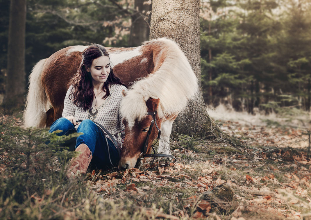 Portrait Fotografie Fotograf Vogt Wangen Ravensburg Fine Art Emotion Pferd Portraitfotografie Pony Shetlandpony Pferdefotografie Tier Liebe Wald Boho Cowgirl Bad Waldsee Tierfoto