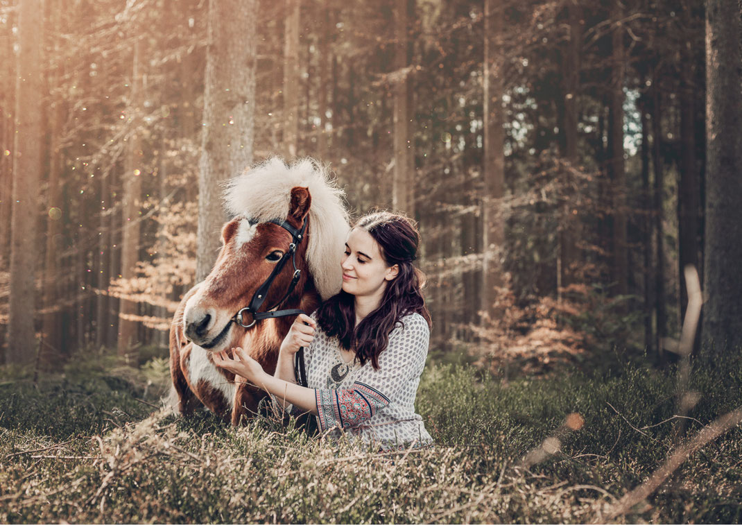 Portrait Fotografie Fotograf Vogt Wangen Ravensburg Fine Art Emotion Pferd Portraitfotografie Pony Shetlandpony Pferdefotografie Tier Liebe Wald Boho Cowgirl Bad Waldsee Tierfoto