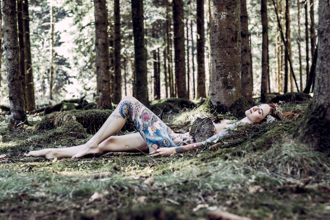 Teilakt Akt Portrait Fotografie Fotograf Wien Vogt Wangen Ravensburg Fine Art Portraitfotografie Wald Altdorfer Wald Boho Moos Natur Emotion Grün