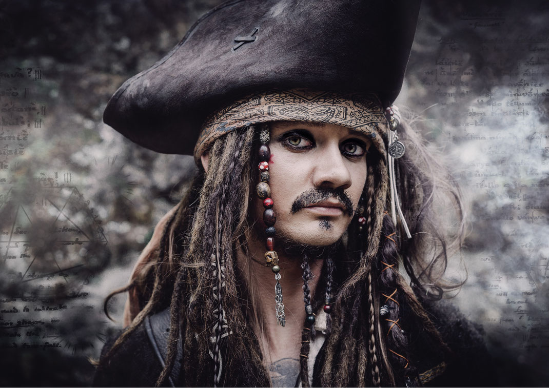 Captain Jack Sparrow Cosplay Fluch der Karibik Pirat pirates of the caribbean Mühlbachtal Tengen Singen Bodenseehinterland Wasserfall Äffchen Kompass Kostüm Fotografie Fotograf Fotoshooting Fantasy Fine Art Vogt Ravensburg Wangen Allgäu
