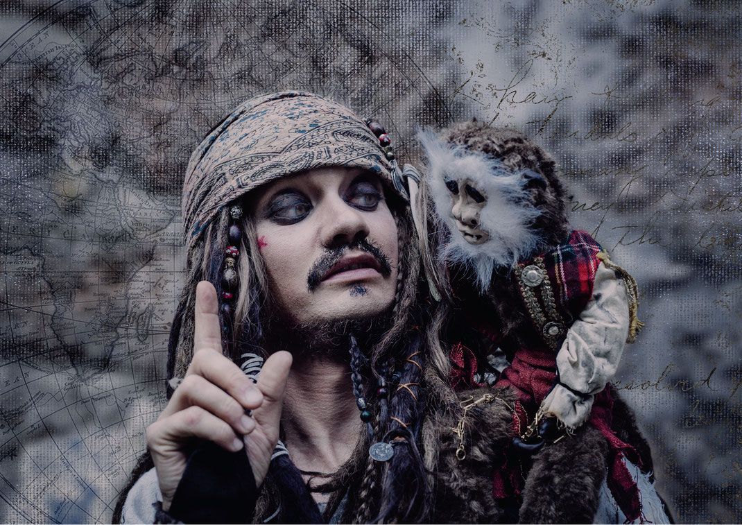 Captain Jack Sparrow Cosplay Fluch der Karibik Pirat pirates of the caribbean Mühlbachtal Tengen Singen Bodenseehinterland Wasserfall Äffchen Kompass Kostüm Fotografie Fotograf Fotoshooting Fantasy Fine Art Vogt Ravensburg Wangen Allgäu