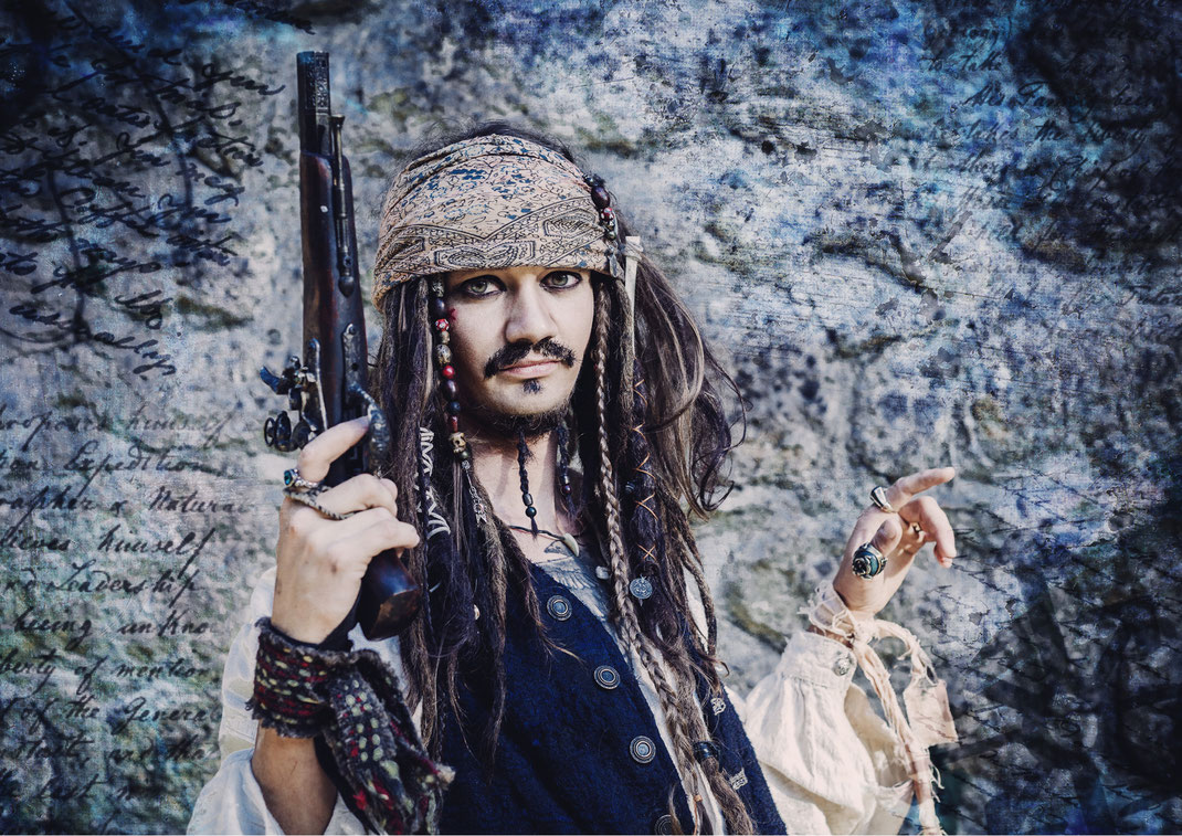 Captain Jack Sparrow Cosplay Fluch der Karibik Pirat pirates of the caribbean Mühlbachtal Tengen Singen Bodenseehinterland Wasserfall Äffchen Kompass Kostüm Fotografie Fotograf Fotoshooting Fantasy Fine Art Vogt Ravensburg Wangen Allgäu