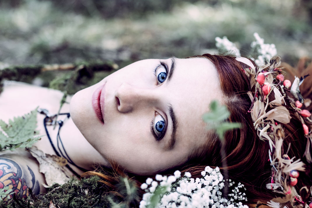 Teilakt Akt Portrait Fotografie Fotograf Wien Vogt Wangen Ravensburg Fine Art Portraitfotografie Wald Altdorfer Wald Boho Moos Natur Emotion Grün