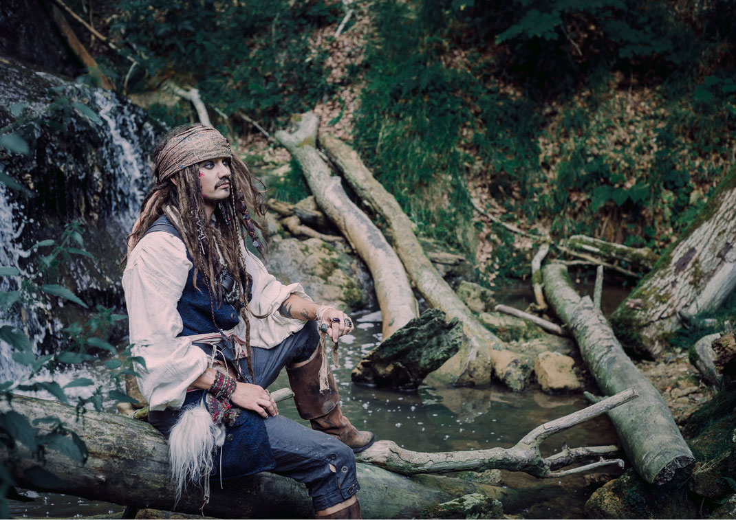 Captain Jack Sparrow Cosplay Fluch der Karibik Pirat pirates of the caribbean Mühlbachtal Tengen Singen Bodenseehinterland Wasserfall Äffchen Kompass Kostüm Fotografie Fotograf Fotoshooting Fantasy Fine Art Vogt Ravensburg Wangen Allgäu