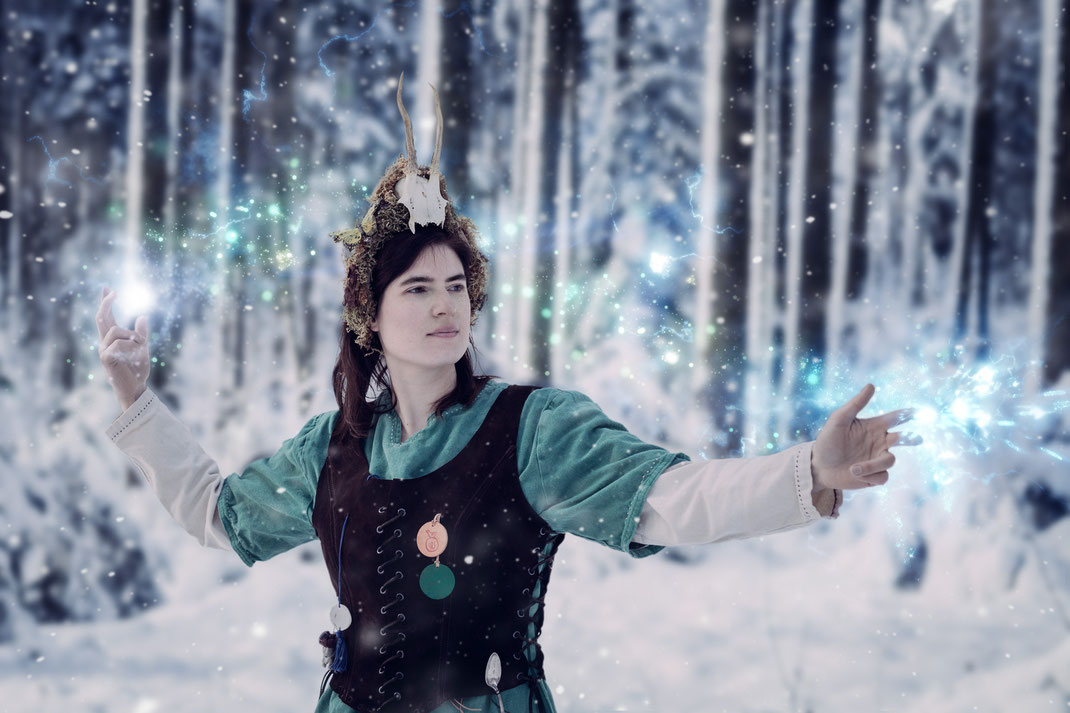 Fantasy Portrait Fotografie Märchenhaft Wicca Hexe Zauberin Maleficent Magierstab Larp Cosplay Rollenspiel Kostüm Düster Gothic Fine Art Schnee0 Wald Zauber Magie Winter Inszenierte Fotografie Vogt Ravensburg Wangen Bodensee Portrait Retusche Waldkönigin