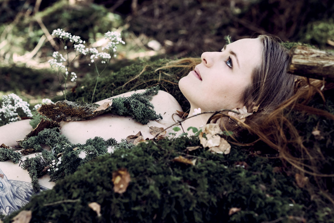 Teilakt Akt Portrait Fotografie Fotograf Wien Vogt Wangen Ravensburg Fine Art Portraitfotografie Wald Altdorfer Wald Boho Moos Natur Emotion Grün