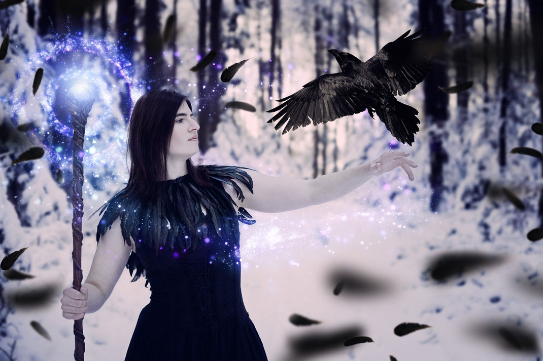 Fantasy Portrait Fotografie Märchenhaft Wicca Hexe Zauberin Maleficent Magierstab Larp Cosplay Rollenspiel Kostüm Düster Gothic Fine Art Schnee Wald Zauber Magie Winter Inszenierte Fotografie Vogt Ravensburg Wangen Bodensee Portrait Retusche Waldkönigin