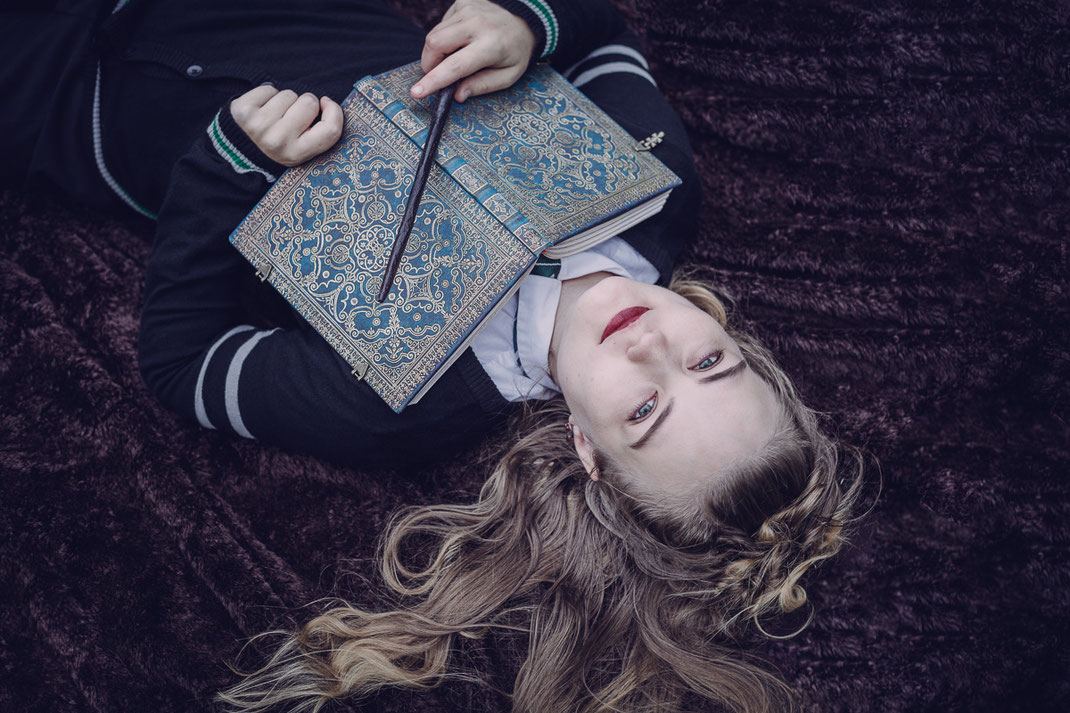Fantasy Portrait Fotografie Harry Potter Hexe Zauberin Magierin Zauber Buch Inszeniert Zauberstab Slytherin Blitze Grün Bellatrix Vogt Ravensburg Wangen Outdoor Hogwarts Nerd Fine Art Bildretusche Fotoretusc Cosplay Larp Kostüm Luna Sterne Fotograf Model