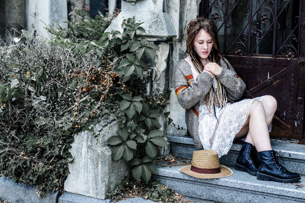 Zentralfriedhof Portrait Fotografie Fotograf Wien Vogt Wangen Ravensburg Fine Art Outdoor Portraitfotografie Boho weißes Kleid Dreadlocks Dreads verträumt moody stimmungsvoll melancholisch nachdenklich