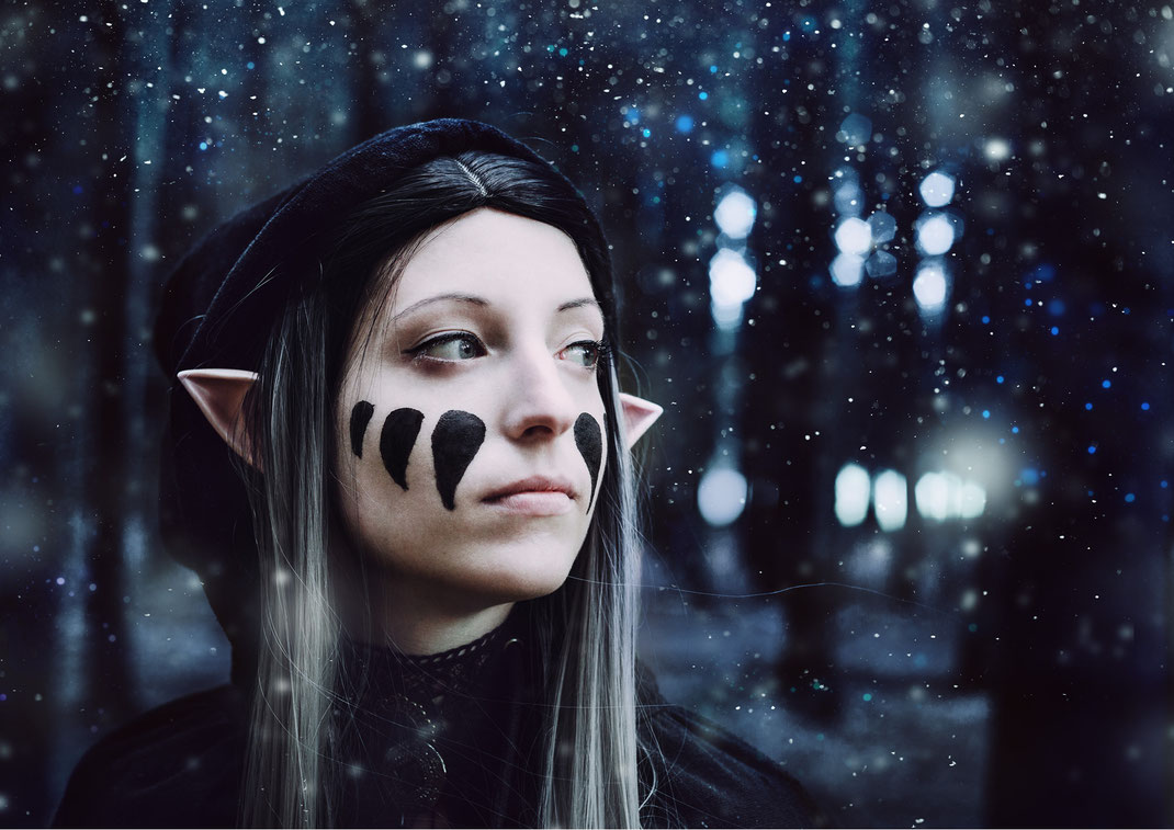 Fantasy Larp Cosplay Rollenspiel Portrait Fotografie Wald Kostüm Fotograf Emotional kreativ Vogt Wangen Ravensburg Fantasievoll Fine Art Inszeniert Elfe Elbe Shooting Model Waldläuferin Bogenschießen Bogen Bach