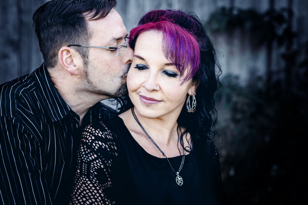 Portrait Fotografie Fotograf Wien Vogt Wangen Ravensburg Fine Art Outdoor Portraitfotografie innig stimmungsvoll Paar Fotograf Paarfotograf Paarshooting Gothic Pärchen Lovebirds Holzmühle Weiher Coupleshooting Couple Love Liebe Kuss Emotion