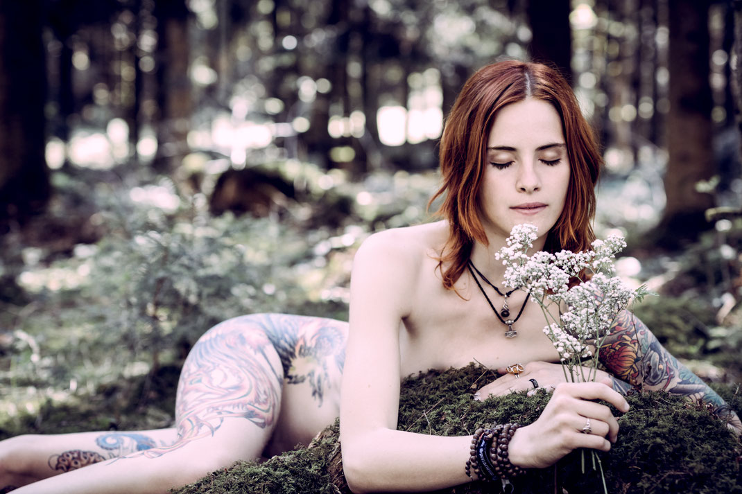 Teilakt Akt Portrait Fotografie Fotograf Wien Vogt Wangen Ravensburg Fine Art Portraitfotografie Wald Altdorfer Wald Boho Moos Natur Emotion Grün