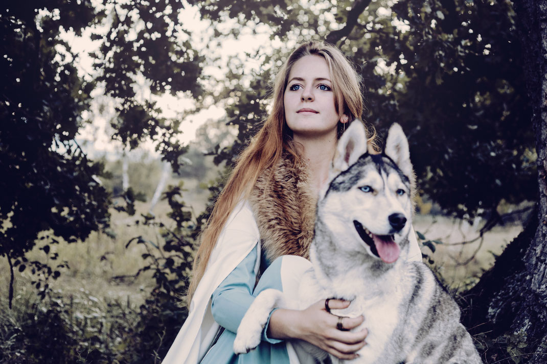 Husky Shooting in Singen Bodensee Mühlhausen Ehingen Tierfotografie Fotoshooting Portrait Fotografie Fotograf Vogt Wangen Ravensburg Fine Art Emotion Hund Portraitfotografie Tier Liebe Tierfoto Natur Kuscheln Fantasy Fantasyfotografie Artist Herbst