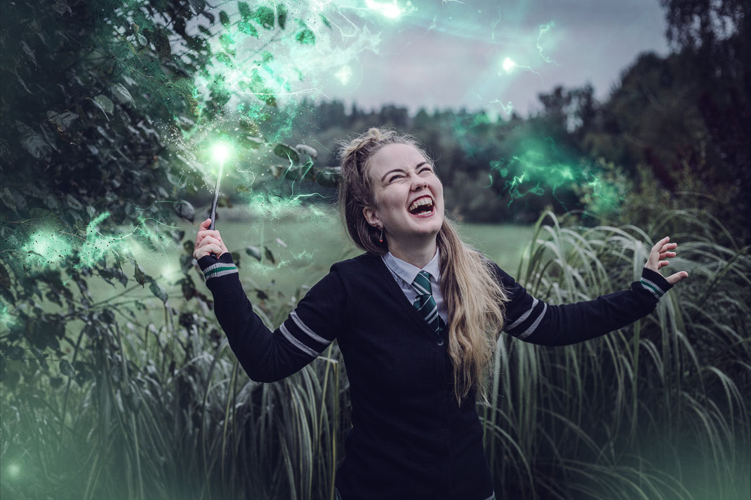 Fantasy Portrait Fotografie Harry Potter Hexe Zauberin Magierin Zauber Buch Inszeniert Zauberstab Slytherin Fine Art Bildretusche Fotoretusche Grün Bellatrix Vogt Ravensburg Wangen Outdoor Hogwarts Nerd Cosplay Larp Kostüm Luna Sterne Fotograf Model
