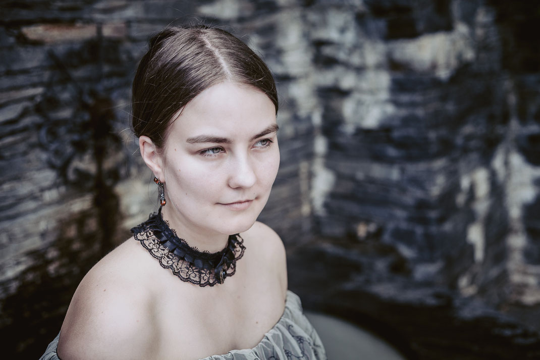 Portrait Fotografie Sissi auf der Blumen Insel Mainau im Bodensee, Historisches Kleid, Kostüm, Cosplay, Sommer, Wasser, Outdoor, Fee, Fine Art, Flügel, Historisch, Inselfest, Fantasy Inszenierte fantasievolle Fotografie Ravensburg, Wangen, Vogt