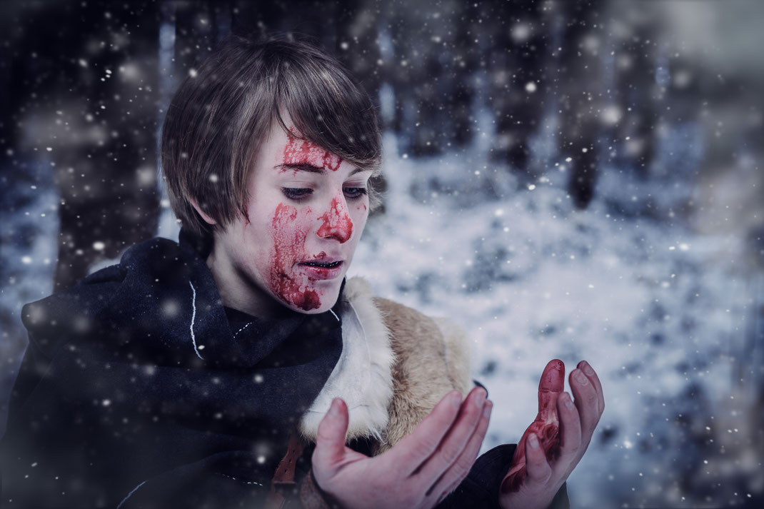 Fantasy Larp Cosplay Rollenspiel Portrait Fotografie Winter Schnee Wald Kostüm Fotograf Emotional Vogt Wangen Ravensburg Abenteurerin Fantasievoll Fine Art Inszeniert Geschichte, Kriegerin,