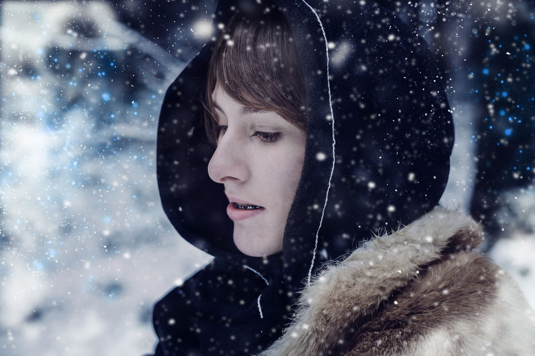 Fantasy Larp Cosplay Rollenspiel Portrait Fotografie Winter Schnee Wald Kostüm Fotograf Emotional Vogt Wangen Ravensburg Abenteurerin Fantasievoll Fine Art Inszeniert Geschichte, Kriegerin,