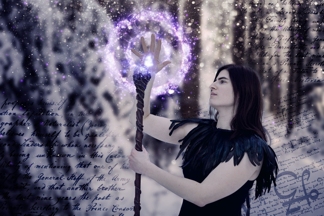 Fantasy Portrait Fotografie Märchenhaft Wicca Hexe Zauberin Maleficent Magierstab Larp Cosplay Rollenspiel Kostüm Düster Gothic Fine Art Schnee Wald Zauber Magie Winter Inszenierte Fotografie Vogt Ravensburg Wangen Bodensee Portrait Retusche Waldkönigin