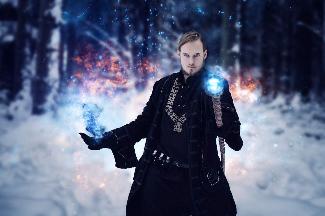 Fantasy Larp Cosplay Rollenspiel Portrait Fotografie Winter Schnee Wald Kostüm Fotograf Emotiona kreativ Vogt Wangen Ravensburg Fantasievoll Fine Art Inszeniert Magier Zauberer Alchemist Zauberer Zauberstab Magierstab Feuer Eis Shooting Model Male Model