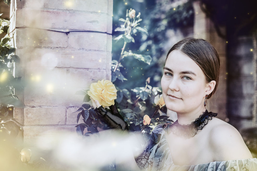 Portrait Fotografie Sissi auf der Blumen Insel Mainau im Bodensee, Historisches Kleid, Kostüm, Cosplay, Sommer, Wasser, Outdoor, Fee, Fine Art, Flügel, Historisch, Inselfest, Fantasy Inszenierte fantasievolle Fotografie Ravensburg, Wangen, Vogt