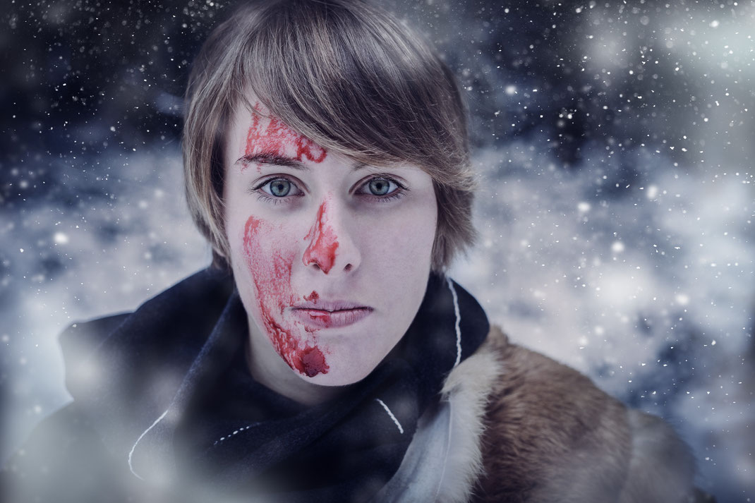 Fantasy Larp Cosplay Rollenspiel Portrait Fotografie Winter Schnee Wald Kostüm Fotograf Emotional Vogt Wangen Ravensburg Abenteurerin Fantasievoll Fine Art Inszeniert Geschichte, Kriegerin,