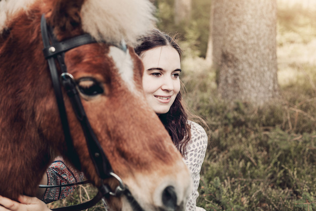 Portrait Fotografie Fotograf Vogt Wangen Ravensburg Fine Art Emotion Pferd Portraitfotografie Pony Shetlandpony Pferdefotografie Tier Liebe Wald Boho Cowgirl Bad Waldsee Tierfoto