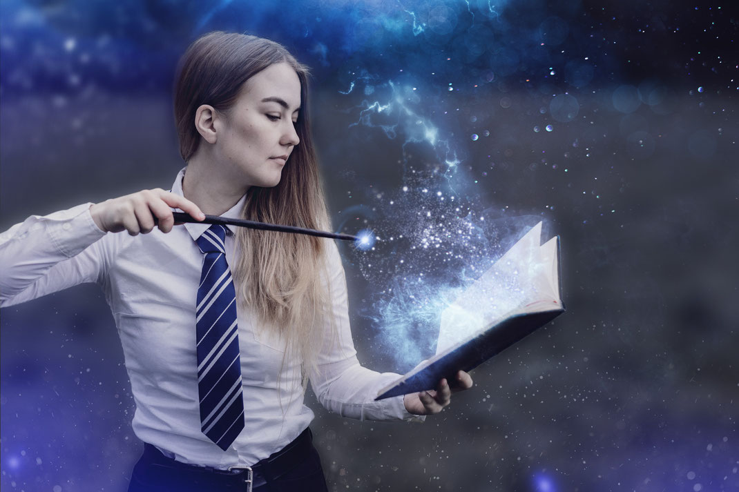 Fantasy Portrait Fotografie Harry Potter Hexe Zauberin Magierin Zauber Buch Inszeniert Zauberstab Ravenclaw Vogt Ravensburg Wangen Outdoor Hogwarts Nerd Cosplay Larp Kostüm Luna Sterne Fotograf Model Fine Art Bildretusche Fotoretusche Photoshop Bild