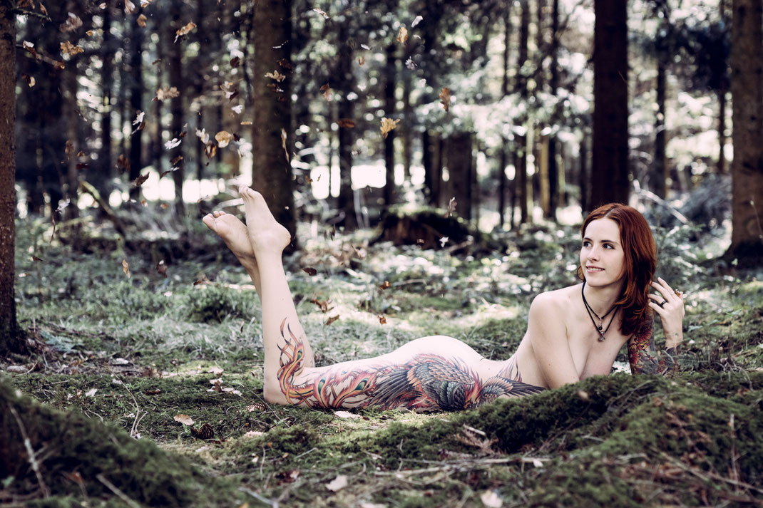 Teilakt Akt Portrait Fotografie Fotograf Wien Vogt Wangen Ravensburg Fine Art Portraitfotografie Wald Altdorfer Wald Boho Moos Natur Emotion Grün
