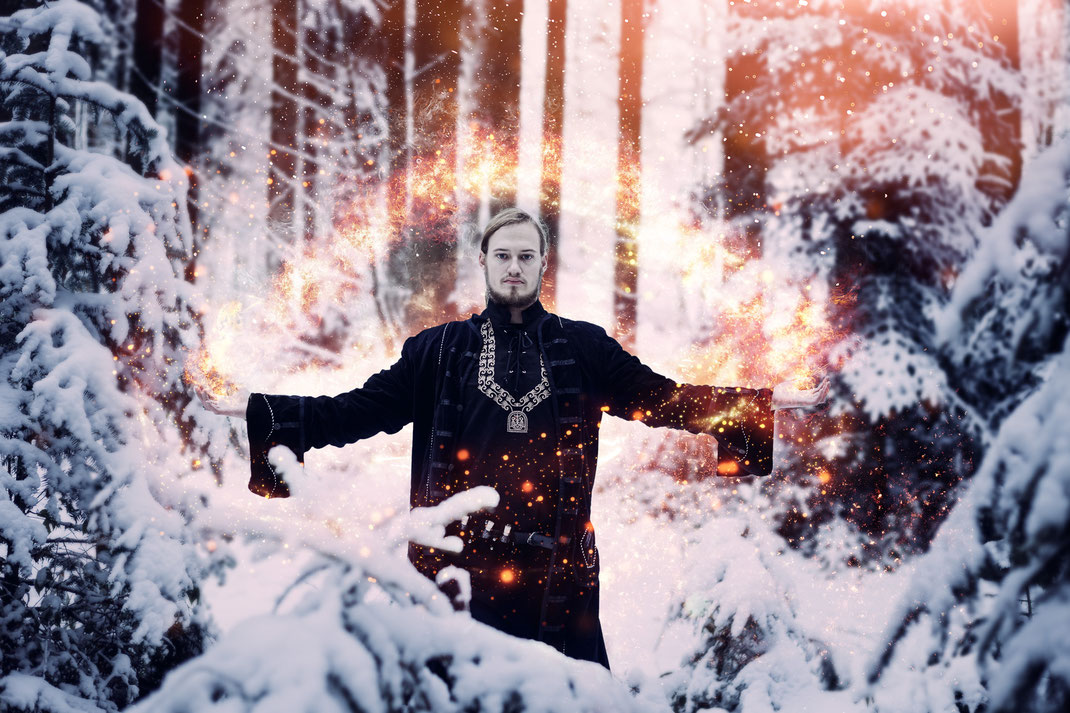 Fantasy Larp Cosplay Rollenspiel Portrait Fotografie Winter Schnee Wald Kostüm Fotograf Emotiona kreativ Vogt Wangen Ravensburg Fantasievoll Fine Art Inszeniert Magier Zauberer Alchemist Zauberer Zauberstab Magierstab Feuer Eis Shooting Model Male Model