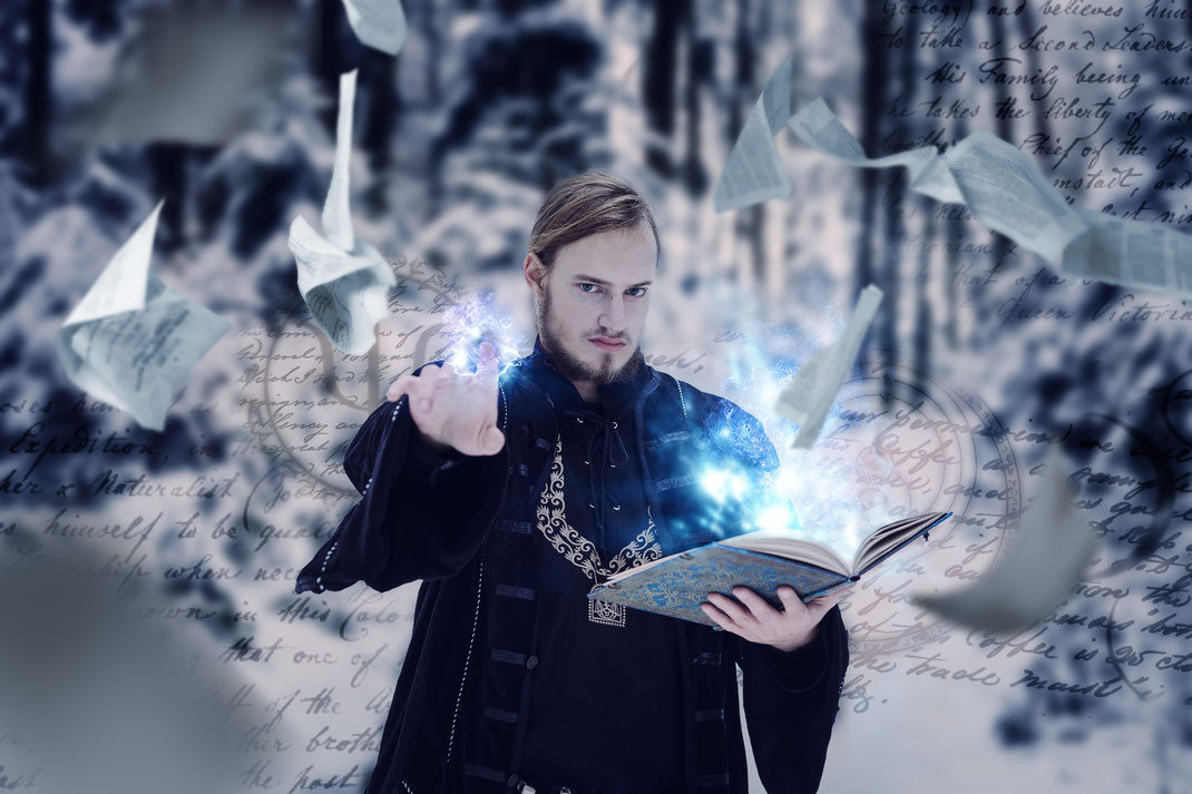 Fantasy Larp Cosplay Rollenspiel Portrait Fotografie Winter Schnee Wald Kostüm Fotograf Emotiona kreativ Vogt Wangen Ravensburg Fantasievoll Fine Art Inszeniert Magier Zauberer Alchemist Zauberer Zauberstab Magierstab Feuer Eis Shooting Model Male Model