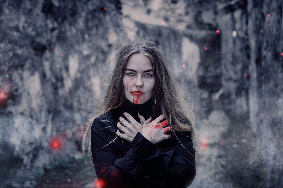 Dark Fantasy Portrait Fotografie Shooting Vampir Alttrauchburg Weitnau Burgruine Ruine Gemäuer Cosplay Larp Düster Kunstblut Tanz der Vampire Interview mit einem Vampir Fotograf Vogt Ravensburg Wangen Allgäu Nacht Kostüm Model fantasievoll Halloween