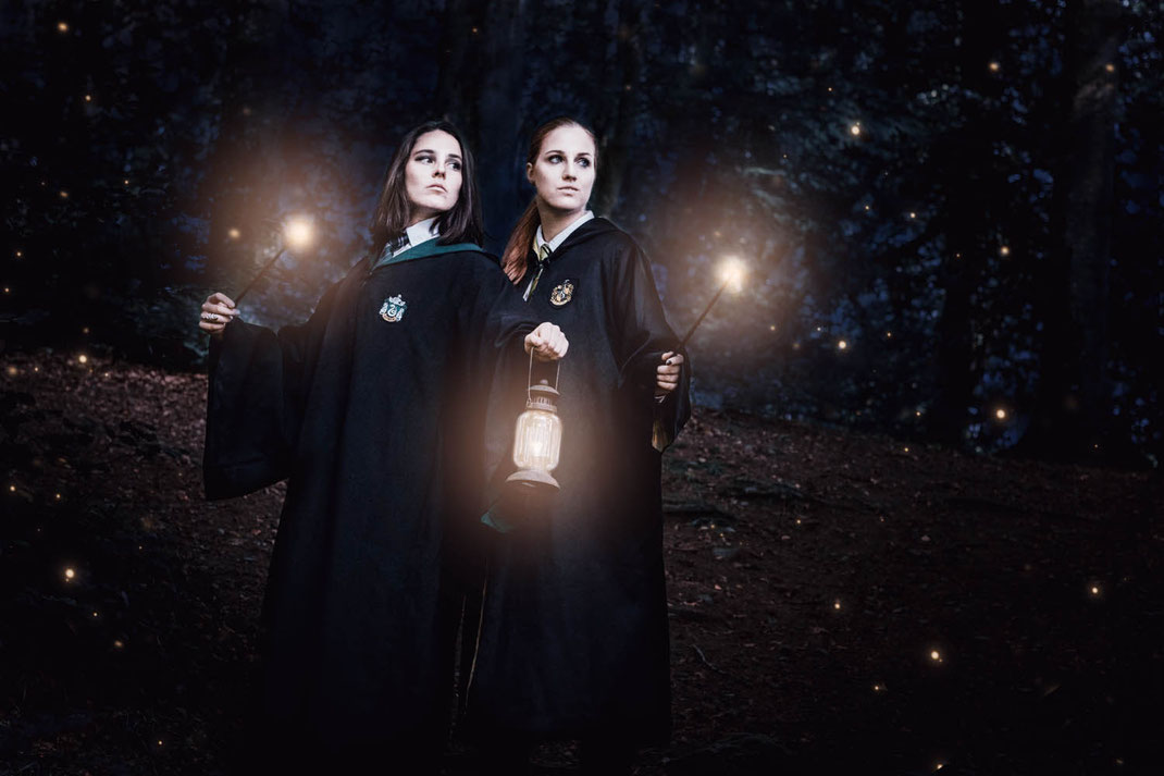 Fantasy Portrait Fotografie Harry Potter Hexe Zauberin Magierin Zauber Buch Inszeniert Zauberstab Ravenclaw Vogt Ravensburg Wangen Outdoor Hogwarts Nerd Cosplay Larp Kostüm Wien Fotograf Model Fine Art Bildretusche Fotoretusche Photoshop Bild