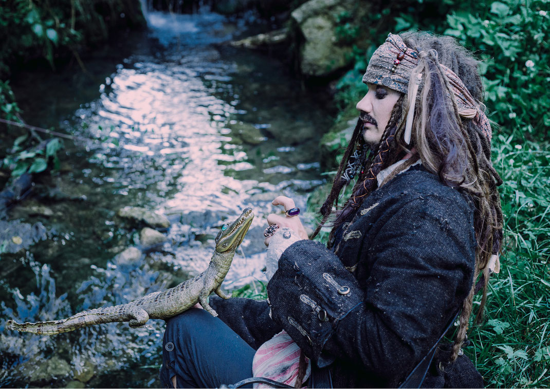 Captain Jack Sparrow Cosplay Fluch der Karibik Pirat pirates of the caribbean Mühlbachtal Tengen Singen Bodenseehinterland Wasserfall Äffchen Kompass Kostüm Fotografie Fotograf Fotoshooting Fantasy Fine Art Vogt Ravensburg Wangen Allgäu