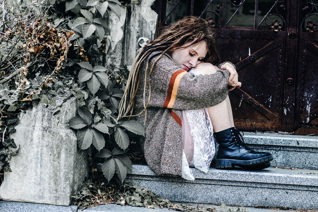 Zentralfriedhof Portrait Fotografie Fotograf Wien Vogt Wangen Ravensburg Fine Art Outdoor Portraitfotografie Boho weißes Kleid Dreadlocks Dreads verträumt moody stimmungsvoll melancholisch nachdenklich