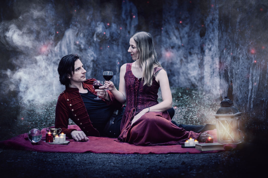 Dark Fantasy Portrait Fotografie Shooting Vampir Alttrauchburg Weitnau Burgruine Ruine Gemäuer Düster Tanz der Vampire Interview mit einem Vampir Fotograf Wien Vogt Ravensburg Wangen Allgäu Nacht Kostüm Model fantasievoll Paar Paarshooting Liebe Pärchen