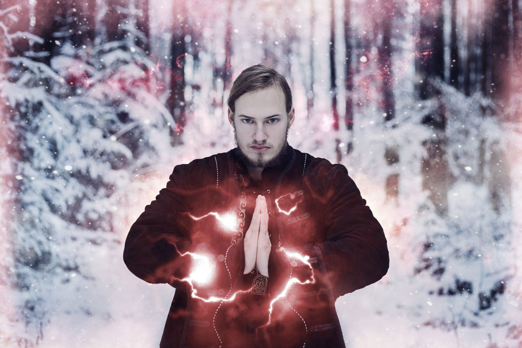 Fantasy Larp Cosplay Rollenspiel Portrait Fotografie Winter Schnee Wald Kostüm Fotograf Emotiona kreativ Vogt Wangen Ravensburg Fantasievoll Fine Art Inszeniert Magier Zauberer Alchemist Zauberer Zauberstab Magierstab Feuer Eis Shooting Model Male Model