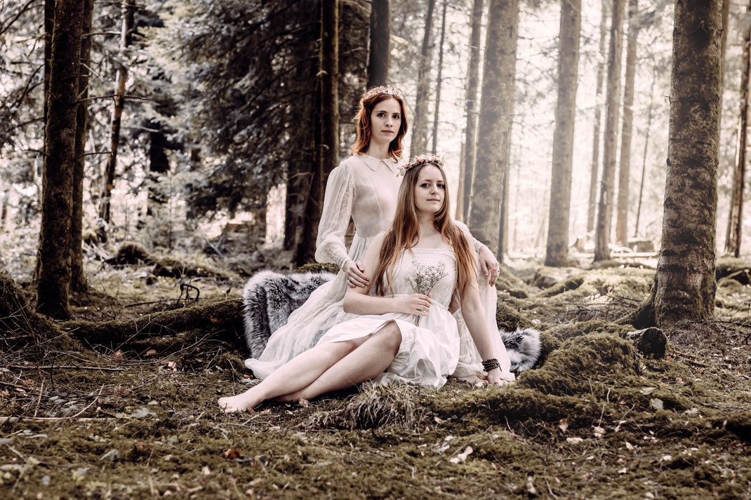 Portrait Fotografie Fotograf Wien Vogt Wangen Ravensburg Fine Art Outdoor Portraitfotografie Wald Paar Boho weißes Kleid rote Haare verträumt moody innig stimmungsvoll